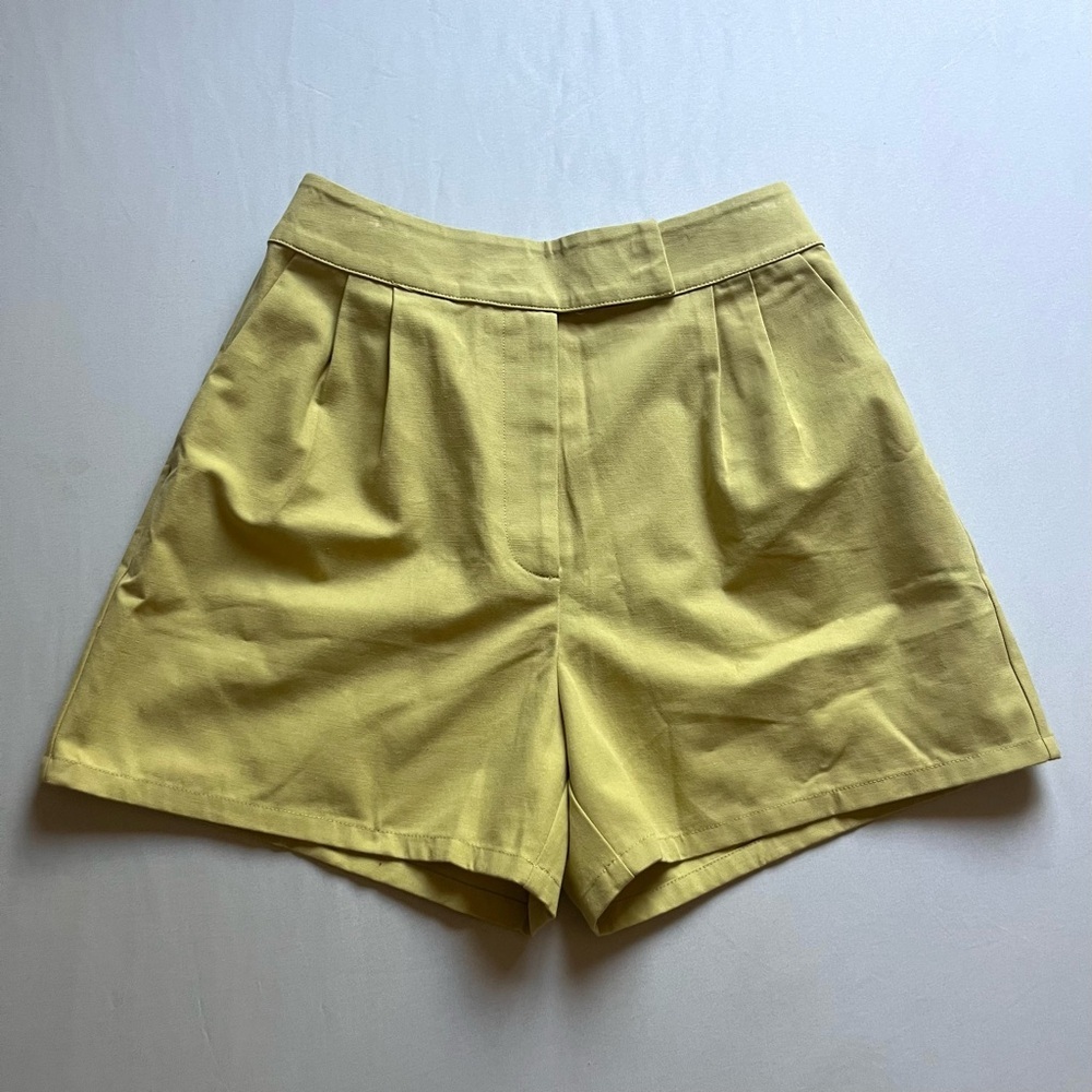 OUR SECOND NATURE yellow cotton high rise pleated‎ front shorts